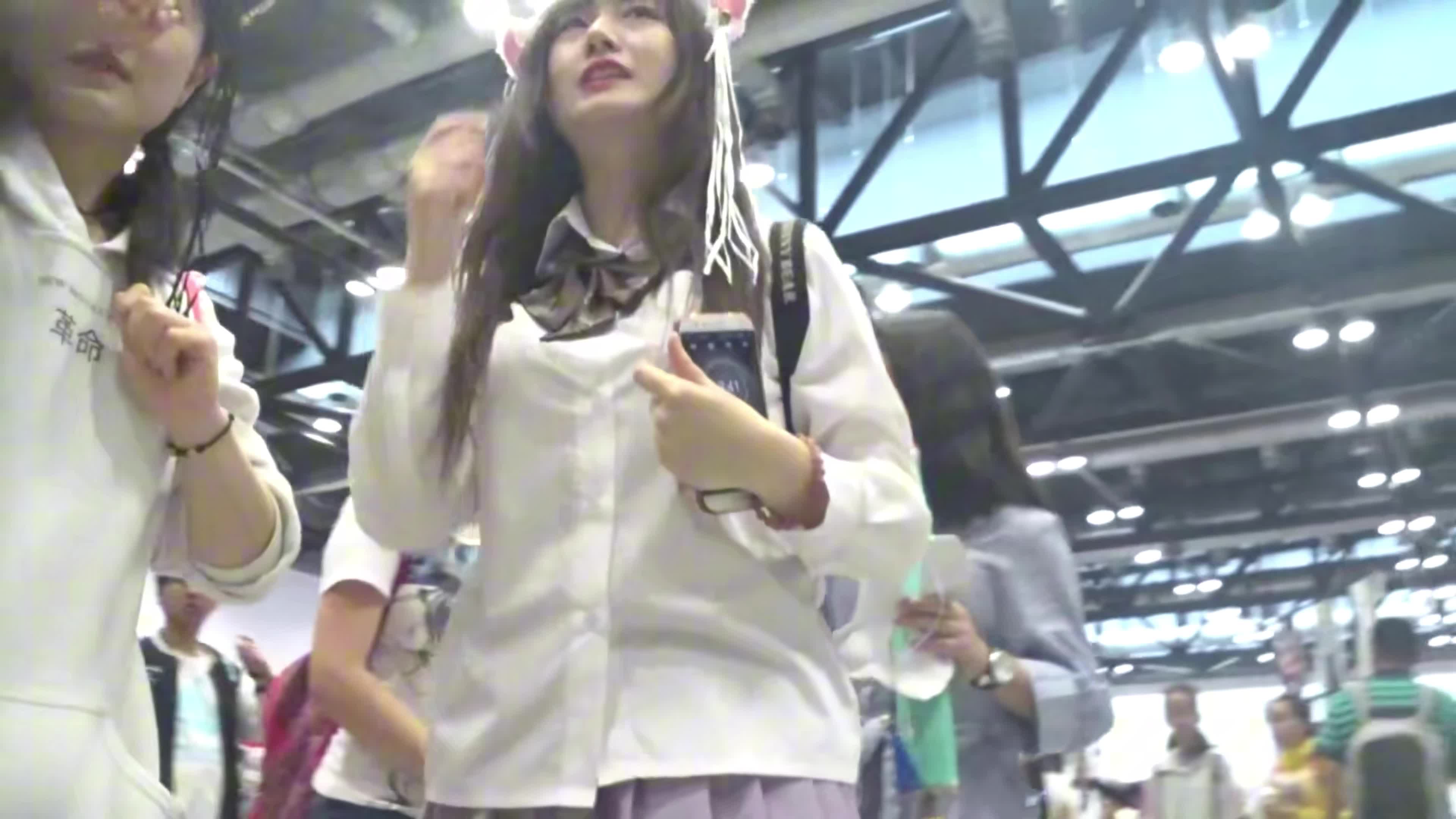 2048.vip-推荐 【展会抄底】包臀裙黑内裤YYDS，好身材大长腿，水手服靓妹裙子这么短疑似不穿内裤，果然够骚