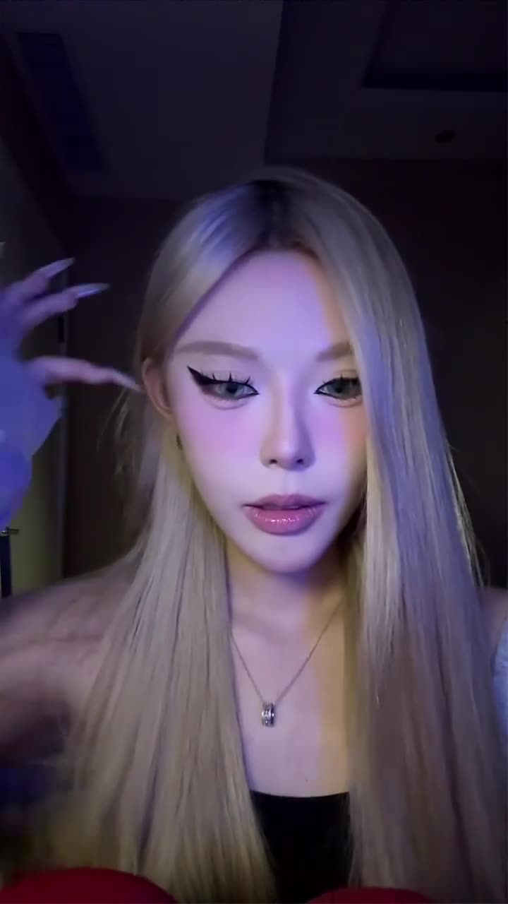 阿黑颜直播 抖音网红枭娍 吐舌头诱惑 骚气十足  这位抖音网红枭娍的直播合集超级撩人，她最爱调皮吐舌头，瞬间释放阿黑颜魅力，让人欲罢不能。这位魅力四射的美女，展现出无限的诱惑力，绝对是你的最爱！点击下载同款APP 极品美眉等你调教观看更多完整版加入会员群