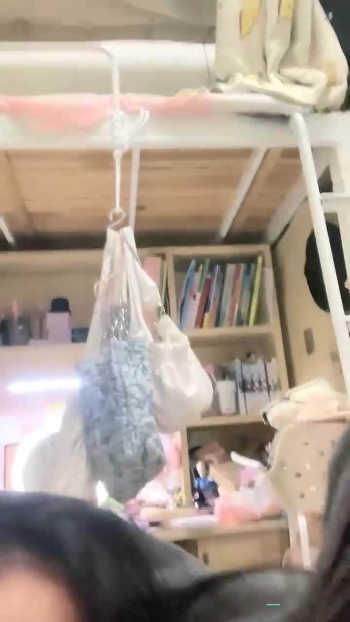 宿舍巨乳直播 小野猫全裸诱惑  诱人的小野猫在宿舍开启全裸直播，她那丰满的巨乳晃动着，骚劲十足，随处走动间尽显撩人魅力，让人欲罢不能。点击下载同款APP 绝美母狗等你调教