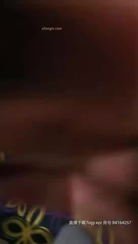 #女性保健 #SPA #养生  诱人按摩推油直播，帅气男按摩师为性感美女施展精油SPA，温柔触及敏感地带，她起初娇羞犹豫，但身体的热烈反应已然出卖内心，湿润的秘密悄然流露，激情瞬间点燃。点击下载同款APP 绝美母狗等你调教