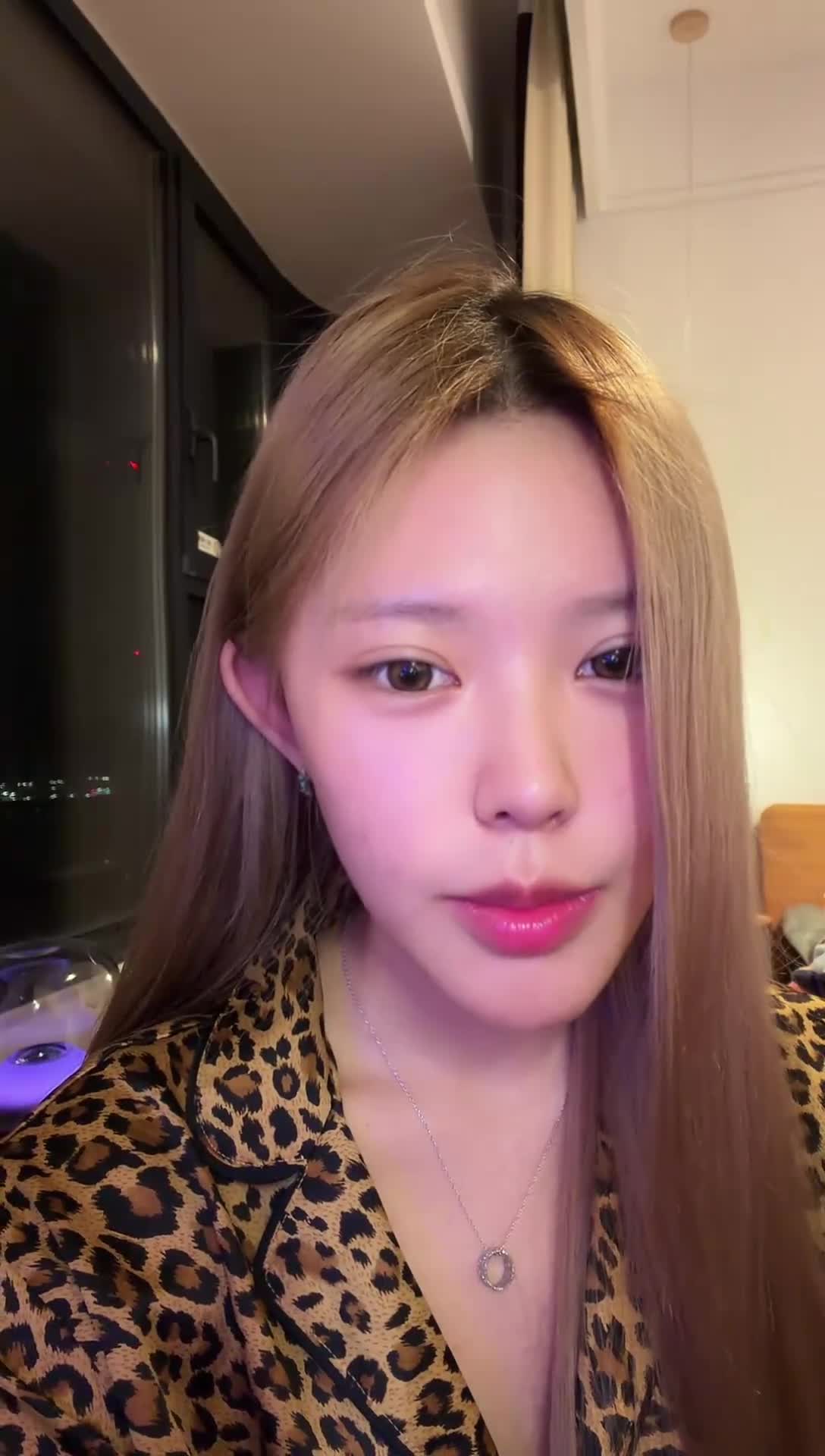 阿黑颜诱惑 抖音网红枭娍直播 最爱吐舌头 精神小妹骚劲十足  抖音人气网红枭娍的直播录像，超级撩人！她最爱调皮吐舌头，瞬间切换到迷人阿黑颜模式，魅力四射的死骚逼一枚，让人心跳加速忍不住多看几眼。#精神小妹 #枭娍 #阿黑颜点击下载同款APP 极品美眉等你调教观看更多完整版加入会员群