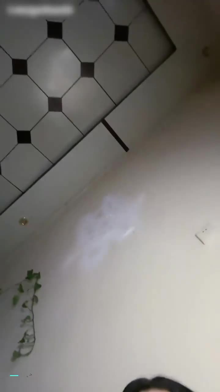 骚逼妹子直播自慰 震动棒塞入小穴玩转高潮  诱人妹子在直播间大胆展示，拿起震动自慰棒缓缓插入湿润小穴，嗡嗡震动让她娇喘连连，蝴蝶诱惑部位被玩得通红发烫，欲火焚身求欢不止，画面火辣撩人让你欲罢不能！点击下载同款APP 绝美母狗等你调教