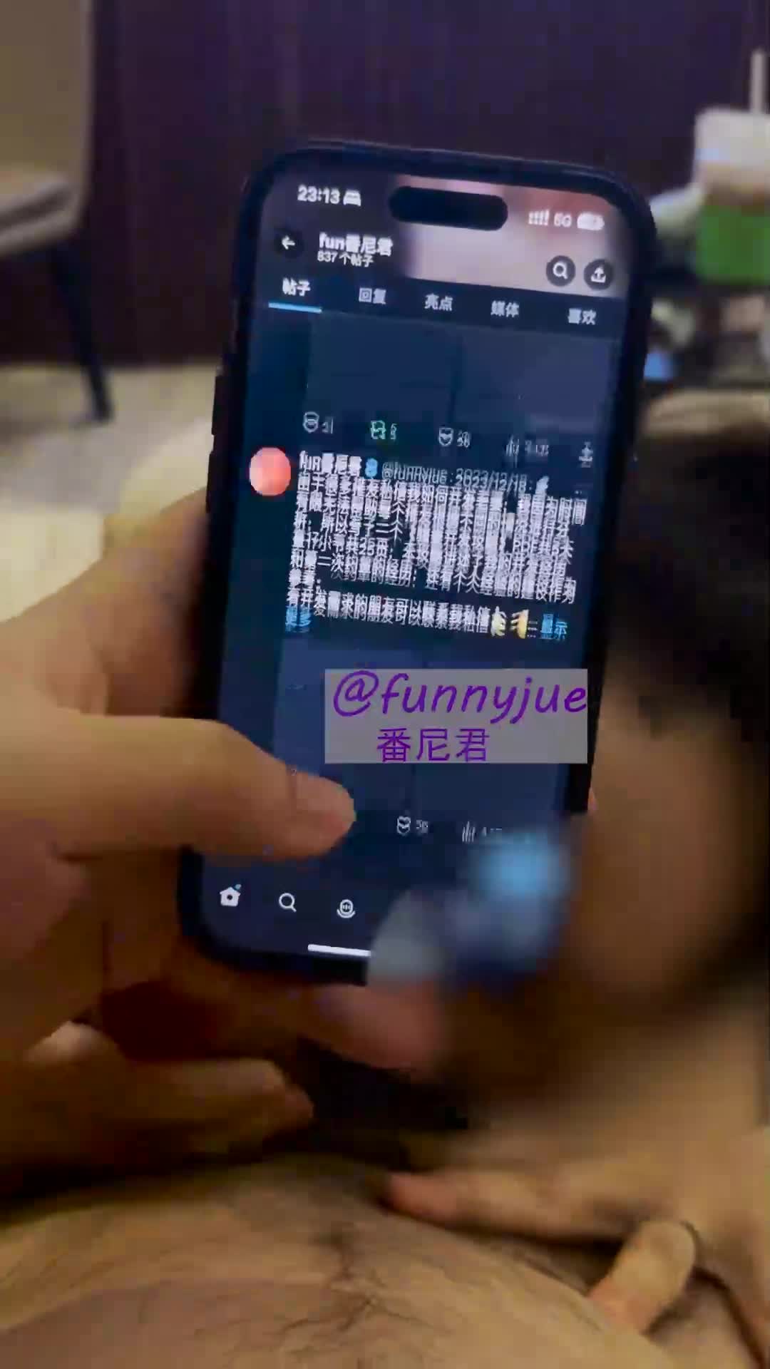 #3P #推特 #funnyju #番尼君  推特网红博主绿帽夫妻，骚妻轮流品尝两根粗壮肉棒，享受其中欲罢不能，前后夹击拉扯秀发狂野抽插，浪叫声连绵不绝。点击下载同款APP 绝美母狗等你调教