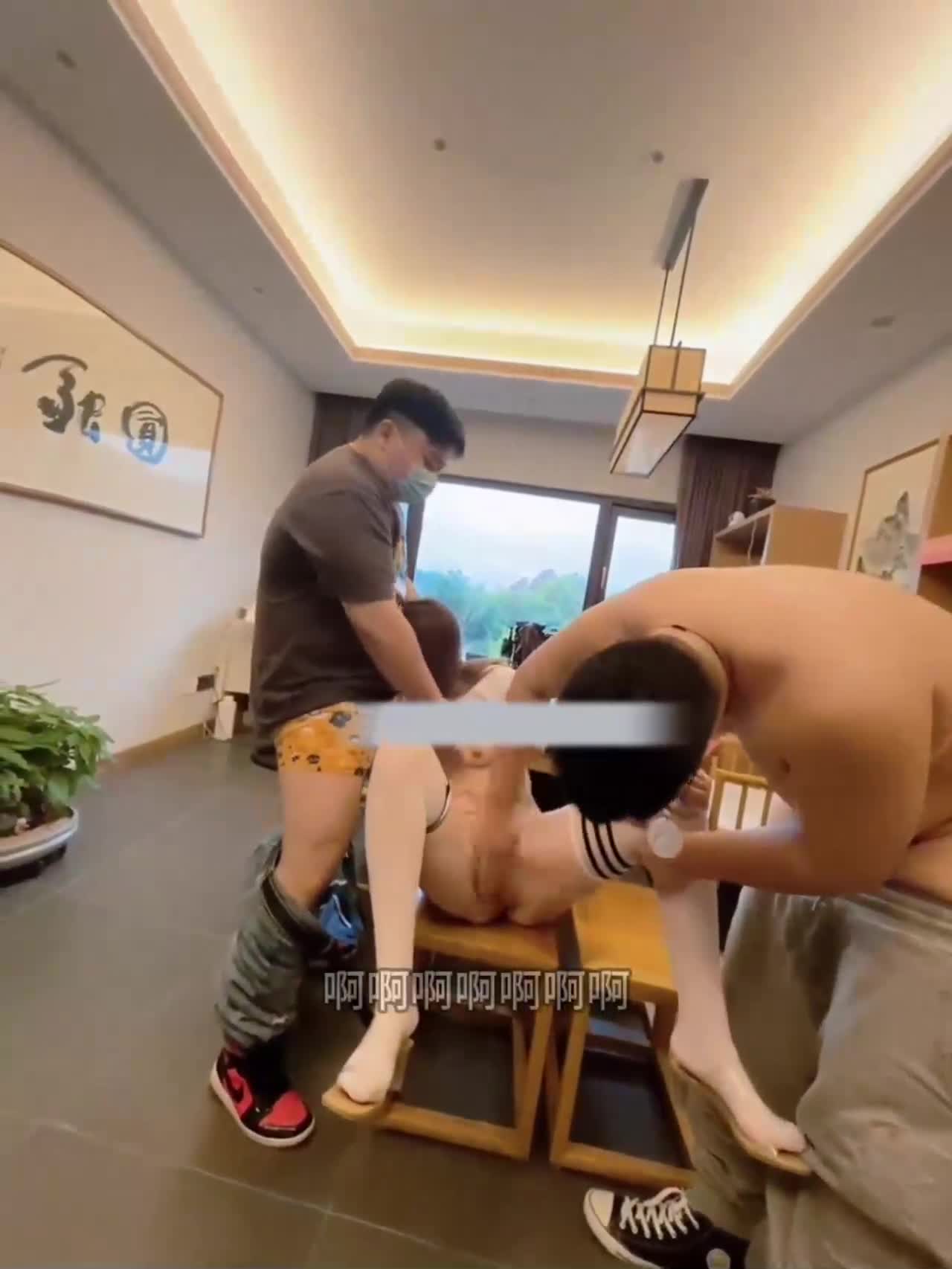 #白虎 #母狗 #反差 【第一视角亲密分享】这个我早已亲密的极品女友，朋友表示兴趣，我便邀请到办公室，边品茶边三人共欢，多人互动带来强烈快感，她热情高涨主动求欢，娇喘声动人心魄，现场氛围火热到极致！点击下载同款APP 绝美母狗等你调教