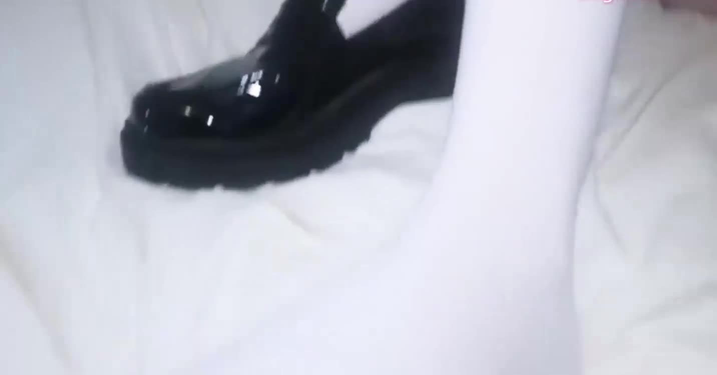 jk 情趣红发 制服 萝莉 这位迷恋巨物的女大学生，渴求主人的彻底占有，在酒店尽情释放她的野性本能。点击下载同款APP 绝美母狗等你调教