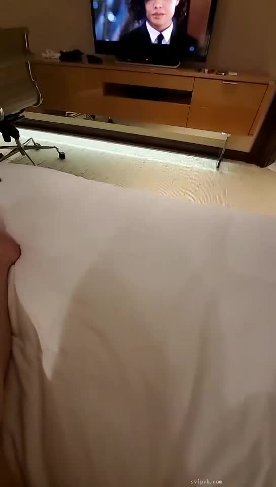 #主播 #美杜莎姐姐 #小奶猫  性感美女在直播间尽情释放魅力，玩具刺激私密处特写镜头，沐浴间激情互动场面火热诱人，充满无限惊喜与激情。点击下载同款APP 绝美母狗等你调教