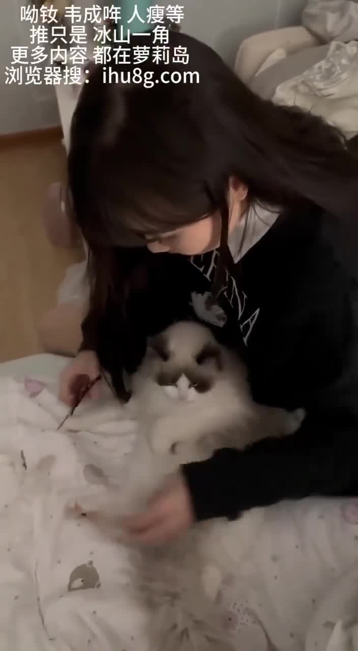 #大学生 #真实 #反差 #约炮 约炮高手的新杰作，通过抖音邂逅的可爱妹子，浪漫晚餐后瞬间点燃激情，两人沉浸在热烈缠绵的亲密时刻，释放无限诱惑与快感。点击下载同款APP 绝美母狗等你调教