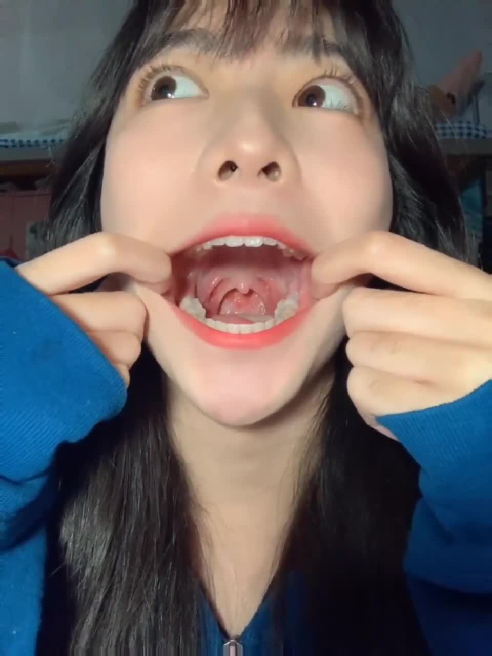 网上反差美女知性喉咙诱惑  在网上邂逅的知性美女，热衷于展示喉咙的私密魅力，散发着强烈的反差诱惑，让人欲罢不能，沉浸在她的精神世界中无法自拔。点击下载同款APP 极品美眉等你调教观看更多完整版加入会员群