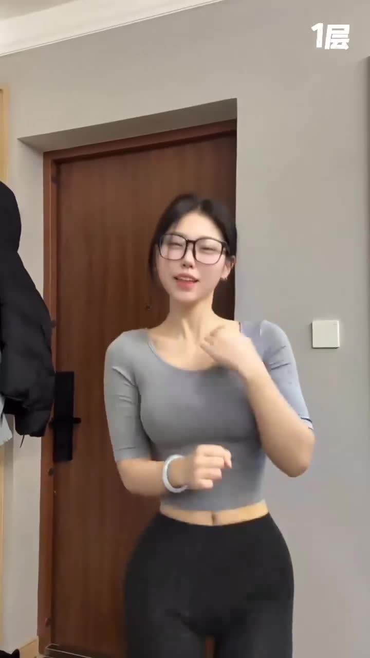 挑战一百层 群友榨精成功率几何！  精神小妹的诱人挑战来袭，一百层层层递进的极致快感，等你来征服！有多少群友能坚持到最后，体验那销魂的巅峰时刻？快来试试你的极限吧，绝对让你欲罢不能！点击下载同款APP 极品美眉等你调教观看更多完整版加入会员群