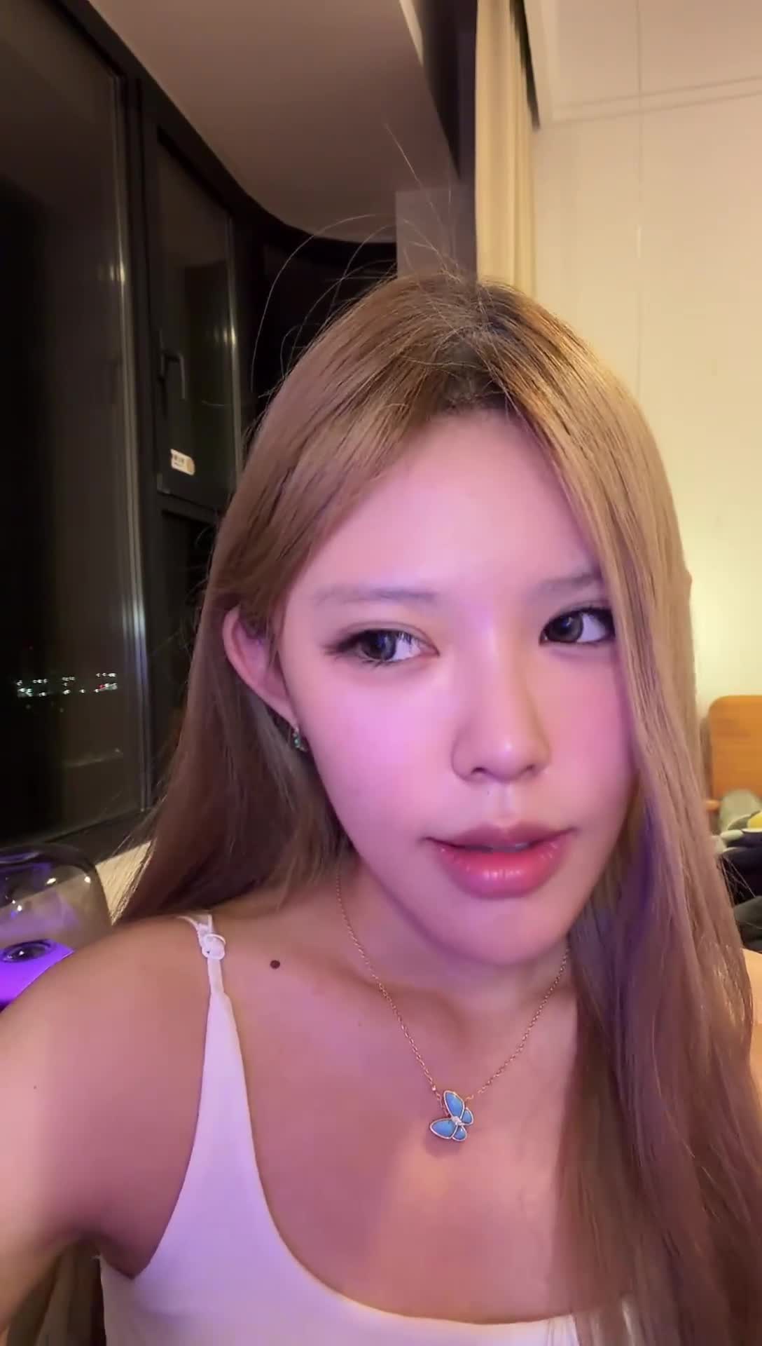 阿黑颜诱惑 抖音网红枭娍直播 最爱吐舌头 精神小妹骚劲十足  抖音人气网红枭娍的直播录像，超级撩人！她最爱调皮吐舌头，瞬间切换到迷人阿黑颜模式，魅力四射的死骚逼一枚，让人心跳加速忍不住多看几眼。#精神小妹 #枭娍 #阿黑颜点击下载同款APP 极品美眉等你调教观看更多完整版加入会员群