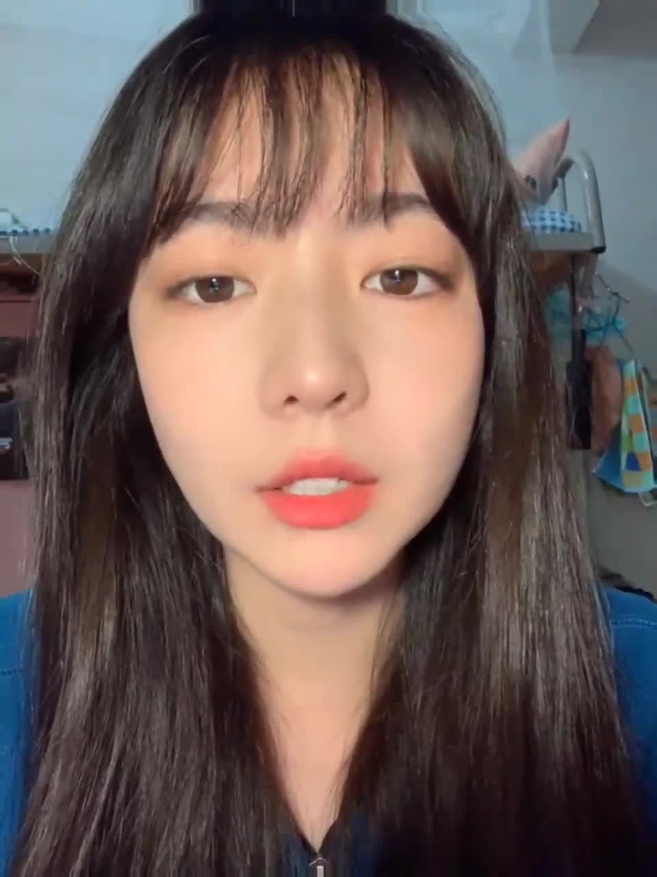 女大学生深喉技巧 喉咙诱惑  想象一位迷人的女大学生，嘴唇微启，眼神充满挑逗，她缓缓靠近，带来一场湿润而热烈的口腔冒险，让你的感官瞬间苏醒，享受那份难以抗拒的亲密接触。点击下载同款APP 极品美眉等你调教观看更多完整版加入会员群