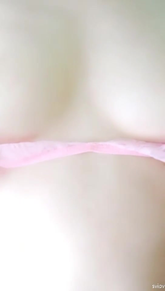 #主播 #粉粉玫瑰 #小奶猫  魅力少妇边用餐边开启直播，饭毕便急切地将跳蛋置入私密处，尽显诱人风情，真是迷人尤物。点击下载同款APP 绝美母狗等你调教