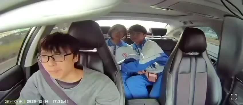 出租车激情 学生缠绵 茂名高州四中8分钟不雅视频流出  年轻活力四射的校园恋人们，在出租车内上演火热缠绵，8分钟的亲密视频意外流出，充满诱惑的激情瞬间让人心跳加速，探索这份青春的秘密魅力！点击下载同款APP 极品美眉等你调教观看更多完整版加入会员群