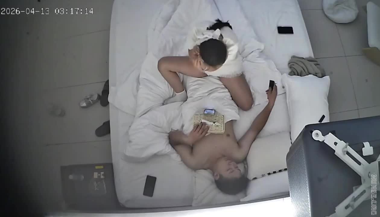 2048.vip-上帝视角 4-13 社会纹身男跟逗逼小女友打炮欢乐多 挨操还在看手机 操完直接内射 然后一人一根事后烟