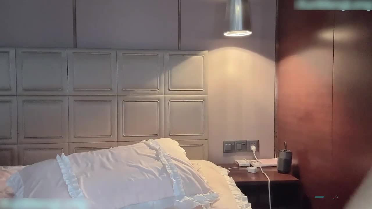 高颜值巨乳旗袍美女 情趣直播美腿诱惑  这位绝美旗袍美女在Stripchat直播间绽放魅力，巨乳傲人曲线搭配修长美腿，情趣装扮撩人心弦，每一个动作都散发致命诱惑，让人欲罢不能，尽情沉浸在她的高颜值表演中！点击下载同款APP 绝美母狗等你调教