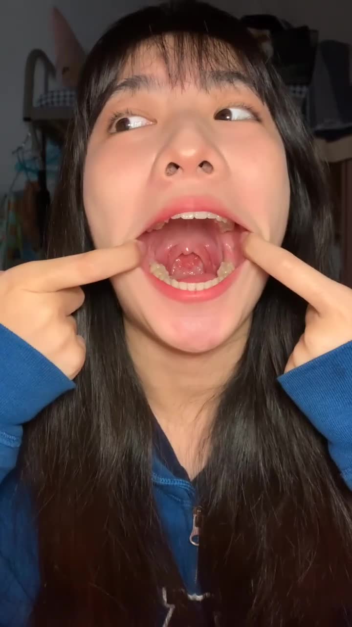 网上遇见的知性美女，喜欢分享喉咙诱惑 #母狗 #反差 #精神小妹  在网络世界邂逅一位优雅知性的美女，她热衷于展示迷人喉咙的魅力，释放内心的反差野性，让人欲罢不能，尽情沉浸在这种精神层面的小妹诱惑中。点击下载同款APP 极品美眉等你调教观看更多完整版加入会员群