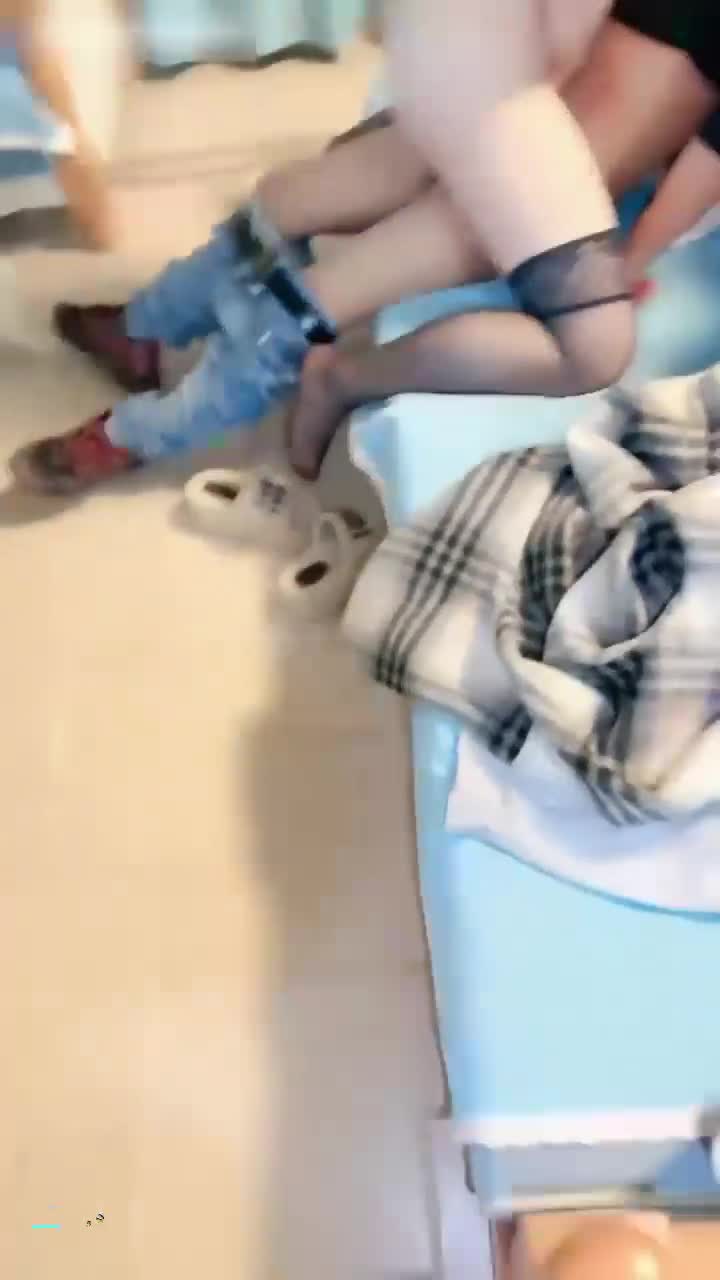 极品少妇4P换妻排队淫乱直播  两个魅力四射的年轻少妇在现场直播中展开火热4P换妻游戏，她们身姿曼妙，诱人曲线尽显，轮番上阵的排队狂欢让人血脉偾张，尽情释放激情与欲望！点击下载同款APP 绝美母狗等你调教