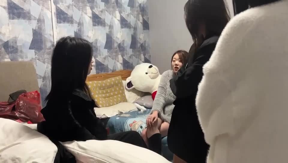 精神小妹拳皇对决 抖音热传一集  在抖音上爆火的精神小妹，这次又上演拳皇般的激烈对决！她身姿矫健，眼神锐利，每一拳都充满力量与魅力，让人看得心跳加速，欲罢不能。快来感受这份热血与诱惑的碰撞吧！点击下载同款APP 极品美眉等你调教观看更多完整版加入会员群