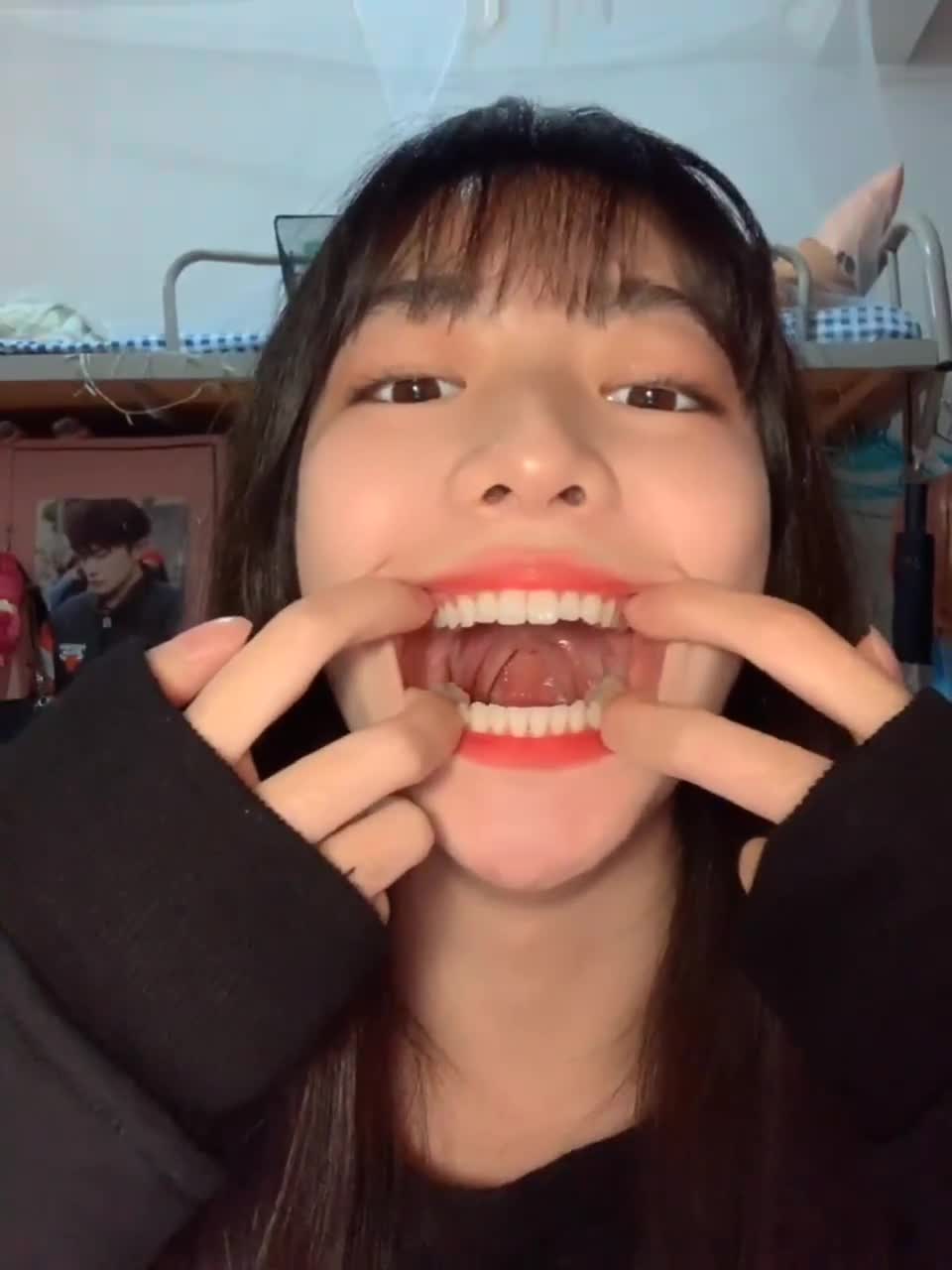 网上遇见的知性美女，喜欢分享喉咙诱惑 #母狗 #反差 #精神小妹  在网络世界邂逅一位优雅知性的美女，她热衷于展示迷人喉咙的魅力，释放内心的反差野性，让人欲罢不能，尽情沉浸在这种精神层面的小妹诱惑中。点击下载同款APP 极品美眉等你调教观看更多完整版加入会员群