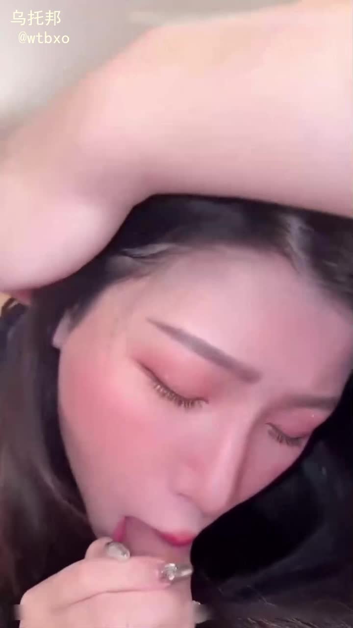 淫荡主播销魂舔鸡，白虎淫穴反差连连骚货主播主动吃鸡，伺候着爸爸的鸡巴，主动骑乘奶子持续摇曳，该说不说这奶头是真的粉#白虎 #母狗 #反差 #美乳 #口交