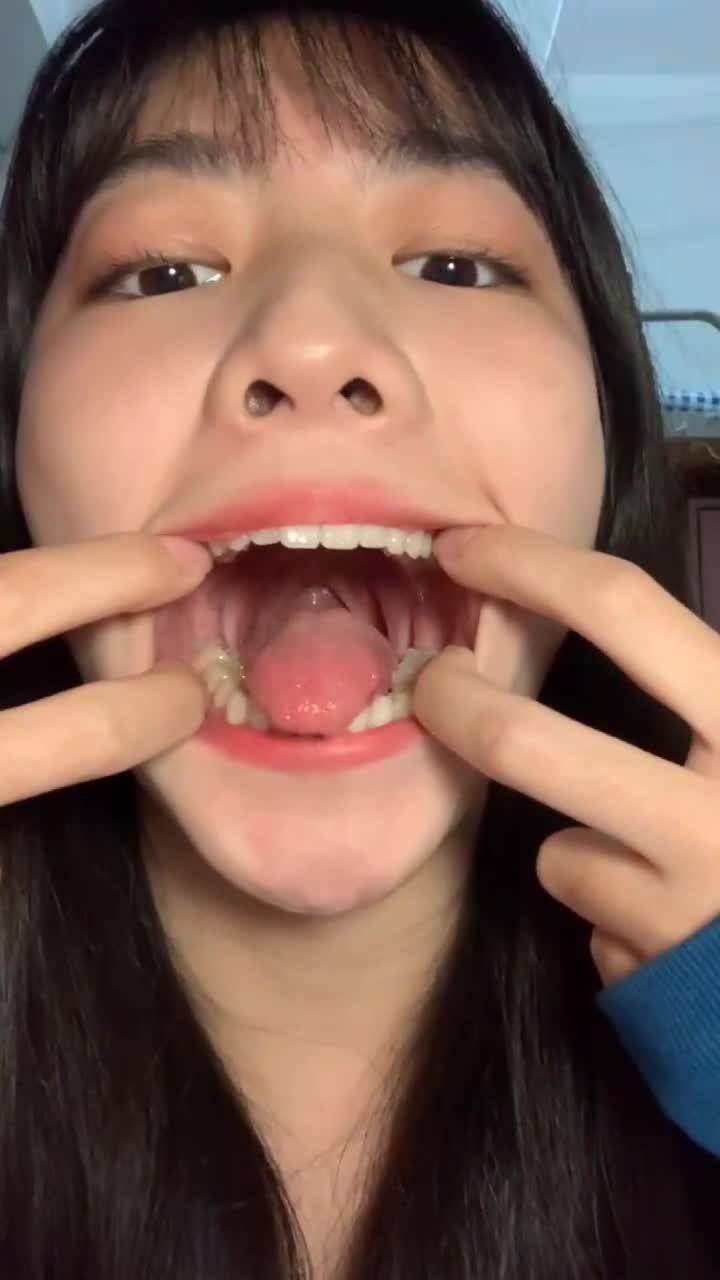 网上遇见的知性美女，喜欢分享喉咙诱惑 #母狗 #反差 #精神小妹  在网络世界邂逅一位优雅知性的美女，她热衷于展示迷人喉咙的魅力，释放内心的反差野性，让人欲罢不能，尽情沉浸在这种精神层面的小妹诱惑中。点击下载同款APP 极品美眉等你调教观看更多完整版加入会员群