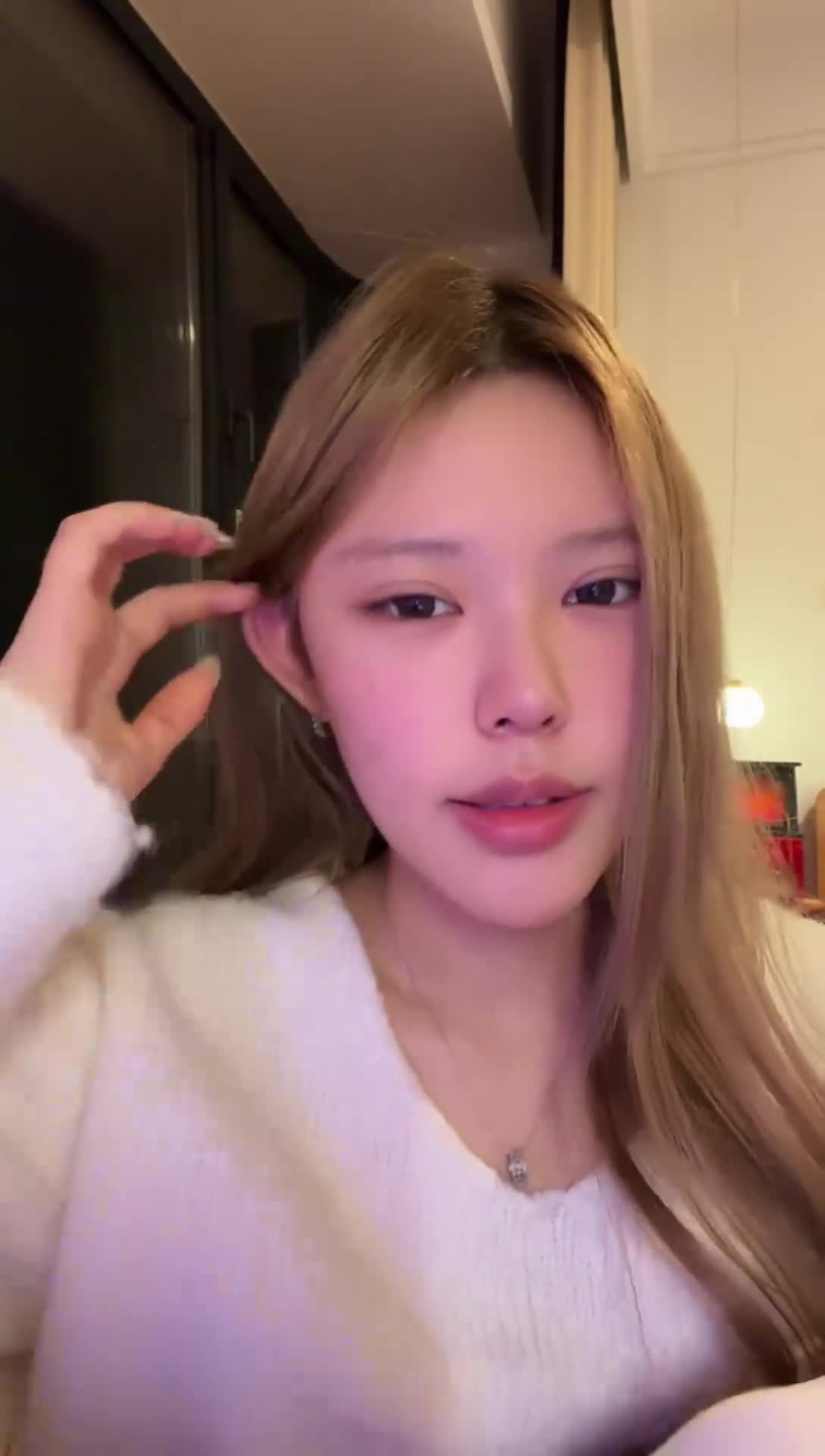 阿黑颜直播 抖音网红枭娍 吐舌头诱惑 骚气十足  这位抖音网红枭娍的直播合集超级撩人，她最爱调皮吐舌头，瞬间释放阿黑颜魅力，让人欲罢不能。这位魅力四射的美女，展现出无限的诱惑力，绝对是你的最爱！点击下载同款APP 极品美眉等你调教观看更多完整版加入会员群