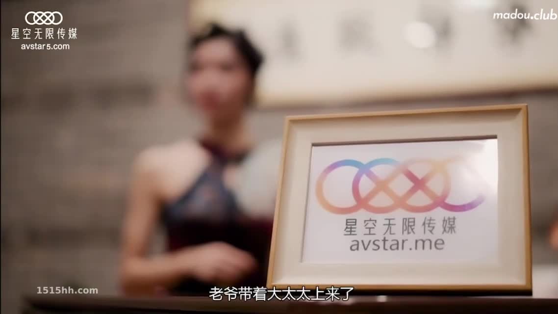 巨乳母狗无码口交围观高潮  在豪华大宅中，丰满诱人的美女沉浸在激情漩涡中，她那傲人曲线在众目睽睽下绽放出极致魅力。湿润的双唇包裹着坚硬，吞吐间发出诱人低吟，每一次深入都让她颤抖不已。观众的注视如火般灼热，推动她攀向巅峰，身体痉挛着释放出汹涌快感，尖叫回荡在空气中，尽显淫靡本能的狂野与满足。点击下载同款APP 绝美母狗等你调教