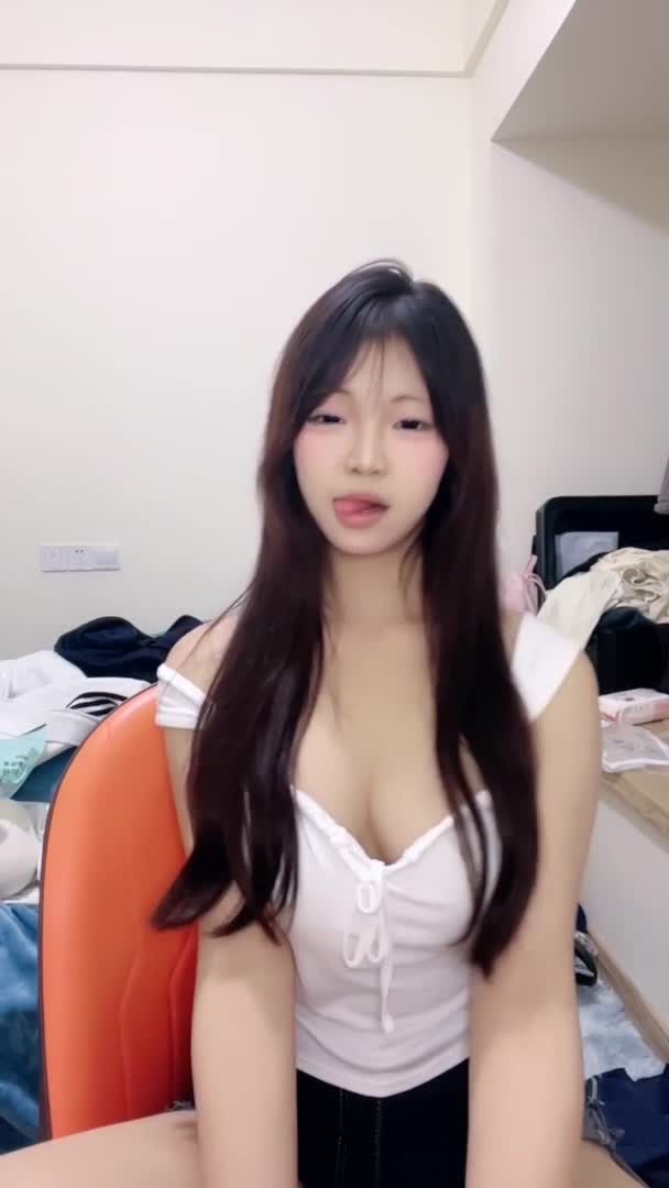 太喜欢精神小妹了 又嫩 身材又好 还容易操 只要带她去台球厅在买杯奶茶 就得吃了 就是操完 弟弟有点痒 #精神小妹