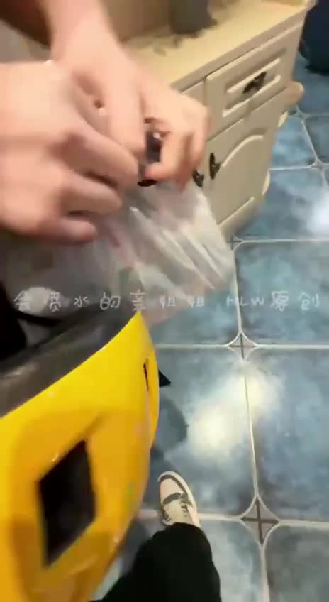 【会喷水的亲姐姐】让姐姐体验当外卖员送逼上门的一天，葫芦娃粉丝兄弟出价5000块只为亲眼见证姐姐喷水高清原版