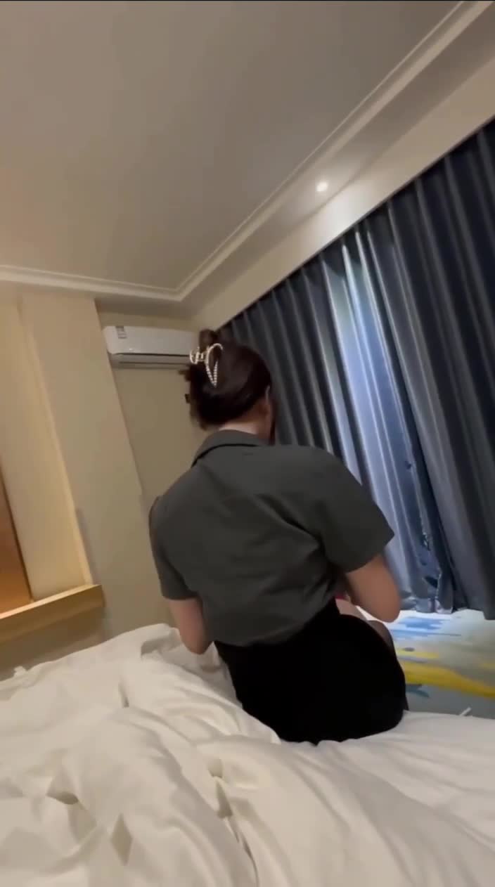 #大学生 #真实 #反差 #约炮 约炮高手的新杰作，通过抖音邂逅的可爱妹子，浪漫晚餐后瞬间点燃激情，两人沉浸在热烈缠绵的亲密时刻，释放无限诱惑与快感。点击下载同款APP 绝美母狗等你调教