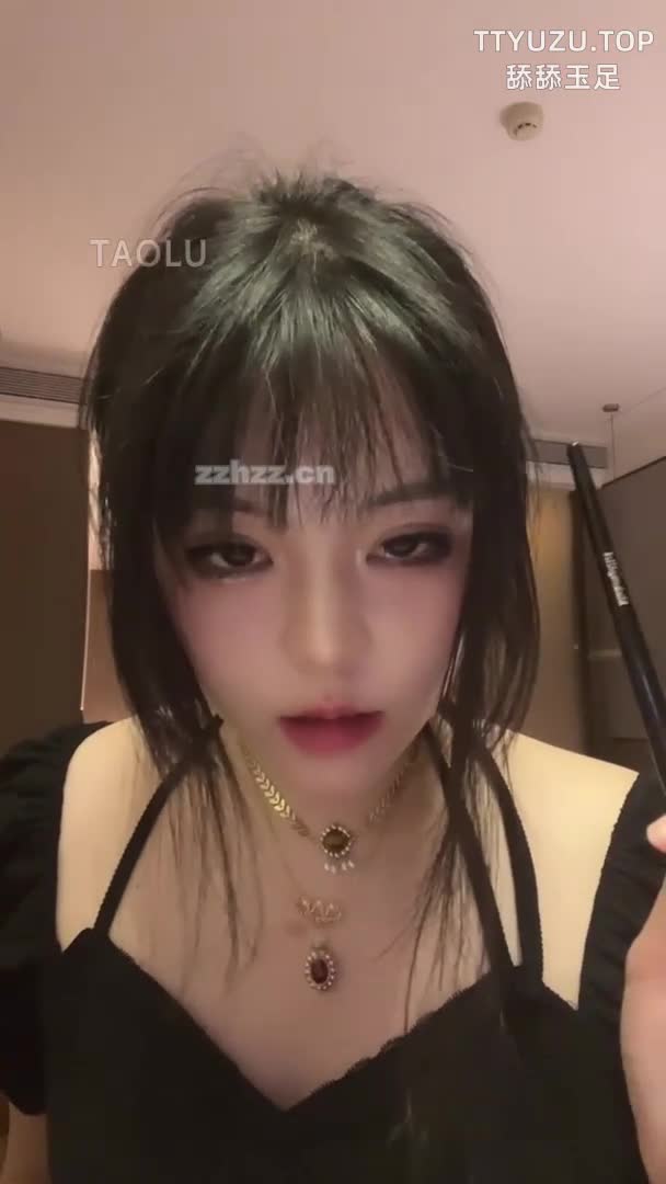 夜深坏姐姐  夜已深沉，坏姐姐的红绿灯寸止盯摄专场拉开帷幕！第一视角下，她的目光如丝般缠绕，死死锁定你的双眼，那温柔中带着狠劲的眼神，仿佛要将你整个灵魂吞噬。她轻柔低语“弟弟…注视着姐姐的眼睛，别眨一下…硬挺着忍耐，真听话～”红绿灯指令层层推进：绿灯时允许你加速冲刺直达边缘，她甜蜜倒数“10、9、8…”声音如蜜糖般渗入骨髓；红灯骤停，憋得你双腿发颤眼角湿润。她凑近镜头，阿黑颜瞬间爆发，翻白眼吐舌狂野呻吟“坏弟弟…眼睛别离开…射精？门都没有…继续沉沦在姐姐的目光中崩溃吧！”全程盯射结合声音诱惑与寸止狂欢，黑