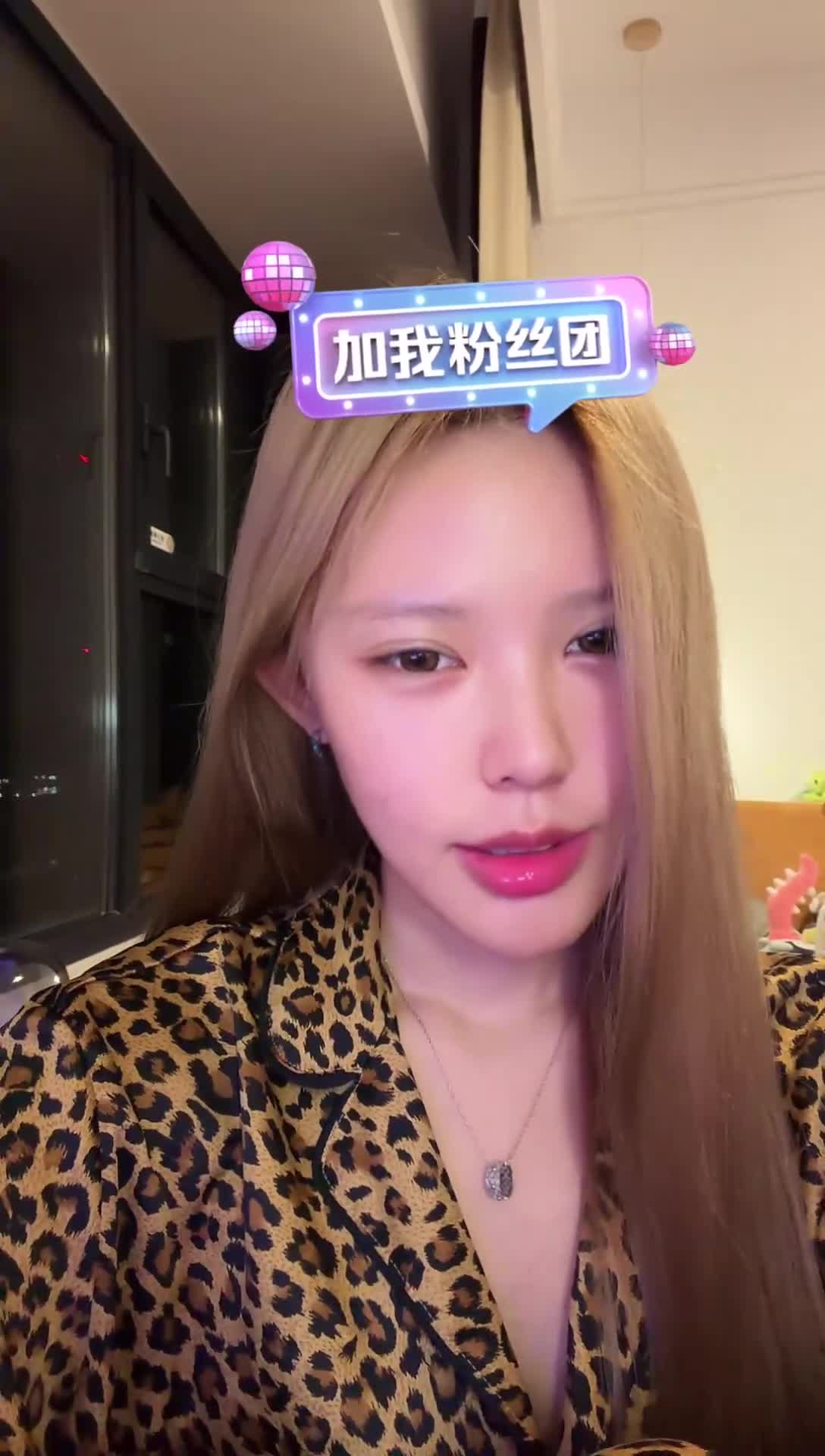 阿黑颜死骚逼 抖音网红枭娍直播 最爱吐舌头  抖音网红枭娍的直播录像，超级撩人！她最爱调皮吐舌头，瞬间化身迷人阿黑颜，诱惑力爆棚，这位活泼小妹绝对是你的菜，准备好沉浸在她的魅力中吧！ #精神小妹 #枭娍 #阿黑颜点击下载同款APP 极品美眉等你调教