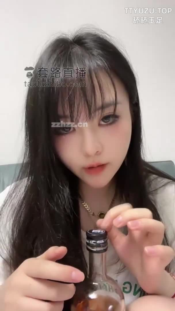 清纯姐姐深夜龟责调教  深夜第一视角，温柔姐姐木秋夜深了眼神直勾勾锁定你，手把手引导龟头敏感训练。红绿灯游戏升级：绿灯允许指尖轻柔划过冠状沟，撩拨马眼直至全身颤栗；红灯骤停，憋住冲动，她甜蜜低笑“乖弟弟，这么敏感？姐姐要一步步调教你延迟高潮哦”。裸露部位遭她指尖反复按摩、包裹揉捏、轻柔刮蹭边缘，体香气息扑面而来，拉扯间让你腿软眼湿，肿胀敏感却无法释放。她贴近耳边呢喃“抖吧，被姐姐的手玩到极限，高潮？再忍耐一会儿～”，完全将你塑造成她的专属敏感奴隶！点击下载同款APP 绝美母狗等你调教