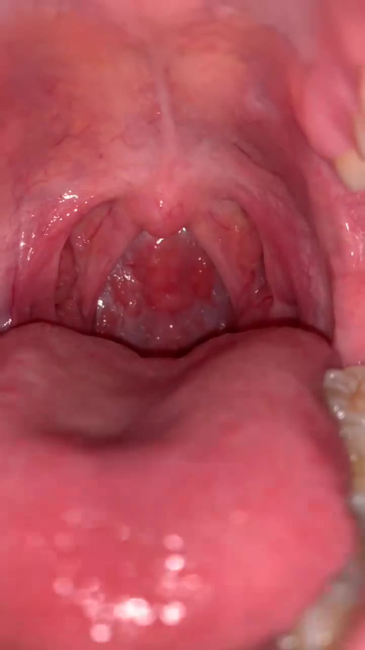 女大学生深喉技巧 喉咙诱惑  想象一位迷人的女大学生，嘴唇微启，眼神充满挑逗，她缓缓靠近，带来一场湿润而热烈的口腔冒险，让你的感官瞬间苏醒，享受那份难以抗拒的亲密接触。点击下载同款APP 极品美眉等你调教观看更多完整版加入会员群