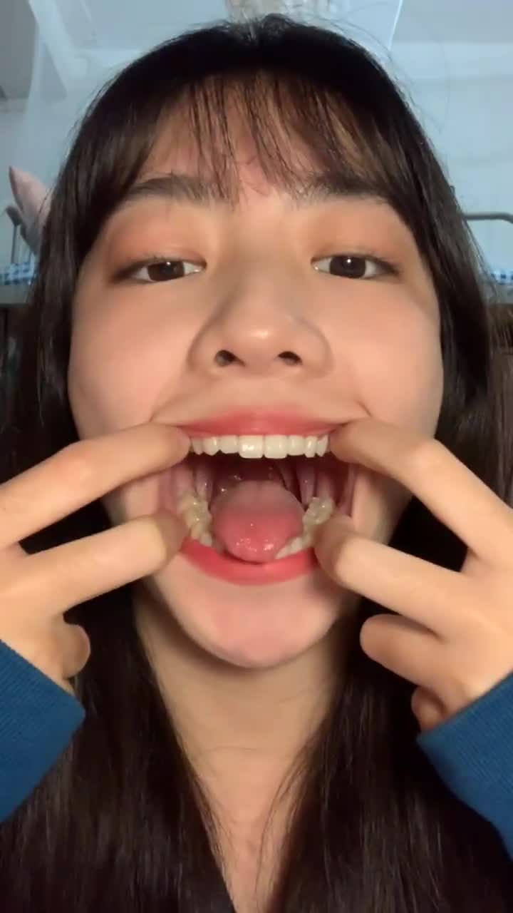 网上遇见的知性美女，喜欢分享喉咙诱惑 #母狗 #反差 #精神小妹  在网络世界邂逅一位优雅知性的美女，她热衷于展示迷人喉咙的魅力，释放内心的反差野性，让人欲罢不能，尽情沉浸在这种精神层面的小妹诱惑中。点击下载同款APP 极品美眉等你调教观看更多完整版加入会员群