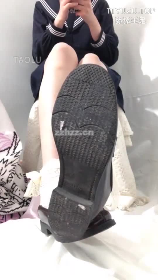 女王棉袜调教  沉浸在两小时高强度女王训练课程中！强势女王全程主导气场，轮换穿着小皮鞋和小白鞋，棉袜包裹的小脚散发诱人芬芳。她将你固定在地板上，轻笑宣告“训练正式开启，今天让你彻底沉迷我的掌控，一辈子都离不开这份刺激”。先引导你深嗅小皮鞋内棉袜的温暖气息，浓郁香气直入心脾；接着脱下小白鞋，棉袜底柔软贴合直接包裹敏感部位，脚底轻轻按摩摩擦，节奏如红绿灯般撩人，加速到巅峰边缘瞬间停顿，吊足你的渴望。两小时连绵不绝的亲密互动+呼吸引导+甜蜜呢喃：小皮鞋尖端轻触敏感点、小白鞋覆盖脸庞控制节奏、棉袜脚趾缠绕舌尖拉扯