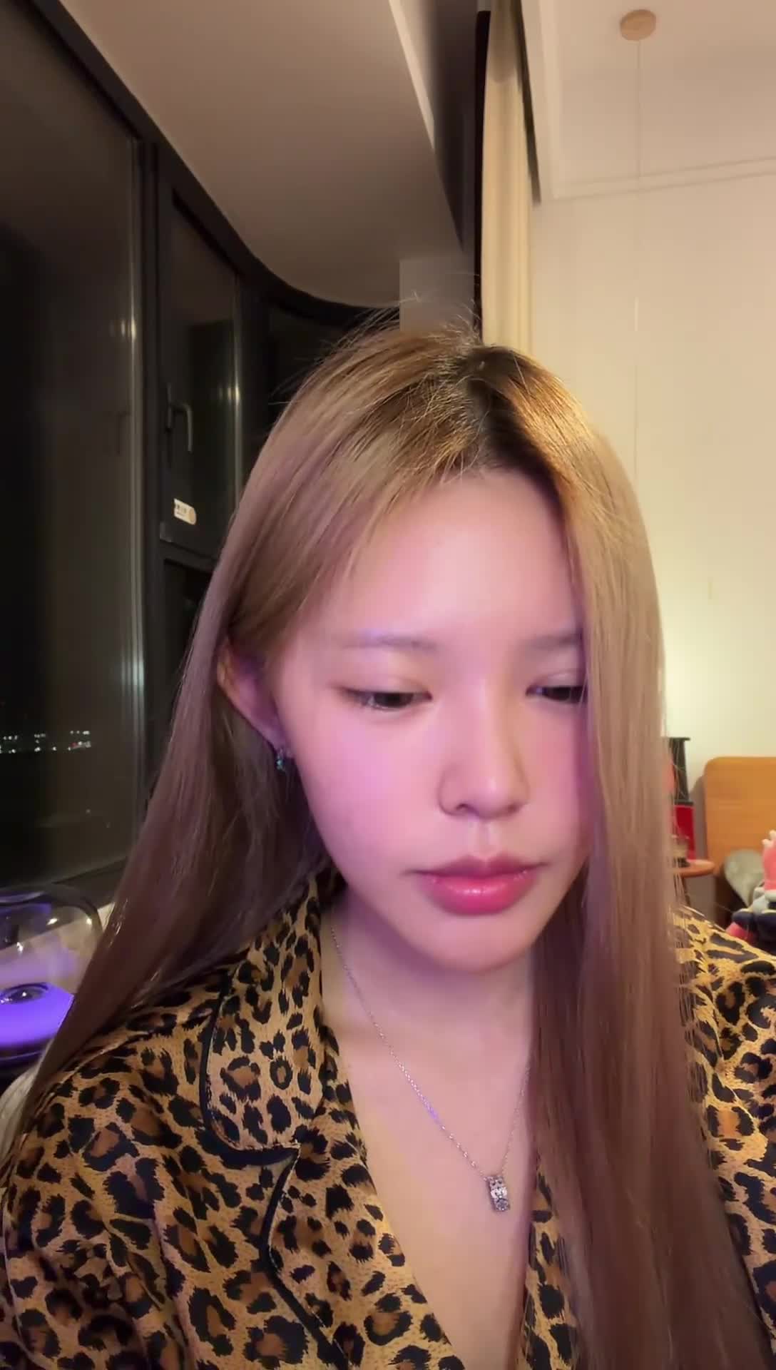 阿黑颜诱惑 抖音网红枭娍直播 最爱吐舌头 精神小妹骚劲十足  抖音人气网红枭娍的直播录像，超级撩人！她最爱调皮吐舌头，瞬间切换到迷人阿黑颜模式，魅力四射的死骚逼一枚，让人心跳加速忍不住多看几眼。#精神小妹 #枭娍 #阿黑颜点击下载同款APP 极品美眉等你调教观看更多完整版加入会员群