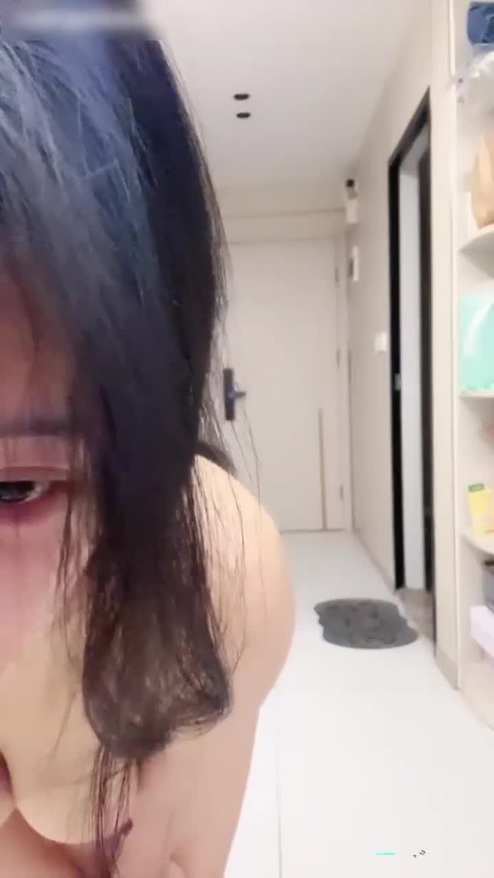 巨乳诱惑直播 撒尿特写全裸秀  在家大胆全裸直播，巨乳晃动诱人，半透明内裤包裹私密处若隐若现，镜头拉近捕捉撒尿的火辣特写，让你欲罢不能！点击下载同款APP 绝美母狗等你调教