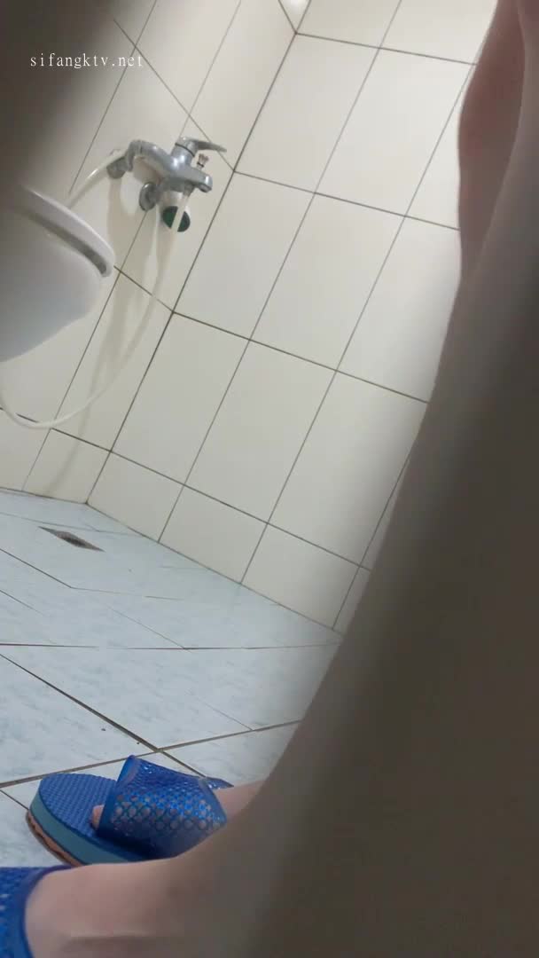 #偷窥 邪恶的房东暗藏摄像头偷窥漂亮的美女租客洗澡 身材不错茂密的黑森林