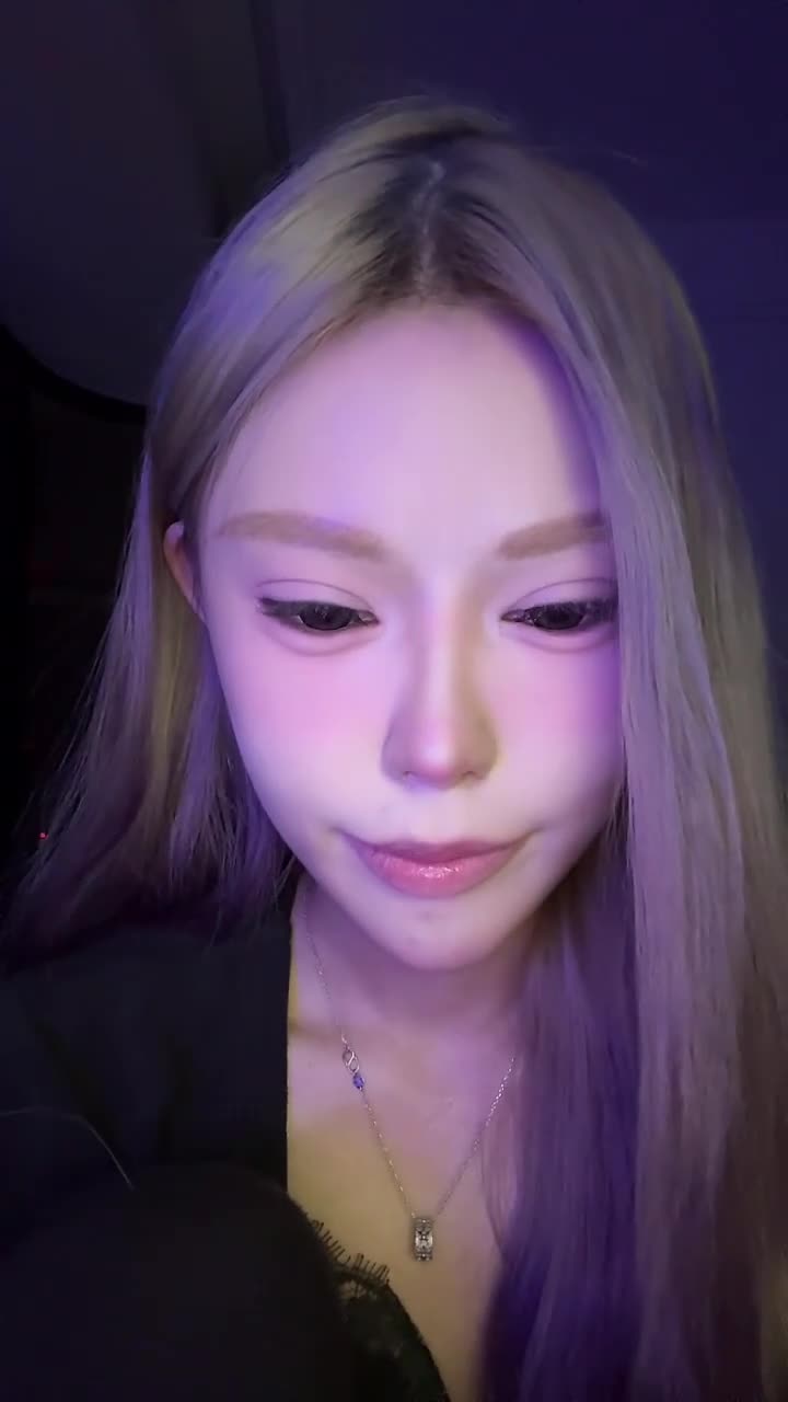 阿黑颜直播 抖音网红枭娍 吐舌头诱惑 骚气十足  这位抖音网红枭娍的直播合集超级撩人，她最爱调皮吐舌头，瞬间释放阿黑颜魅力，让人欲罢不能。这位魅力四射的美女，展现出无限的诱惑力，绝对是你的最爱！点击下载同款APP 极品美眉等你调教观看更多完整版加入会员群