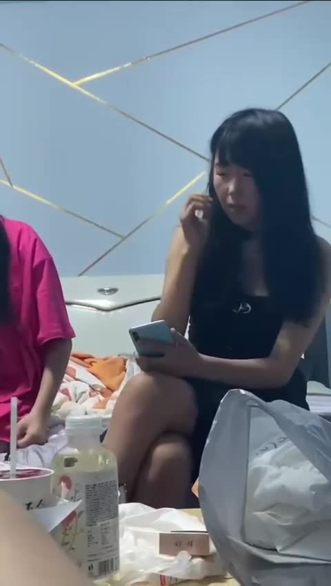 群友投稿系列：西安小妹的秘密惩罚 两个故事版  在西安的夜色中，一位活泼的小妹因为一些小八卦被朋友发现，气氛瞬间紧张起来。她被轻轻拉到私密空间，衣服缓缓滑落，迎接一场充满张力的亲密互动。另一个版本，她因为一时冲动没归还借来的物品，在热闹的聚会上被逮个正着，随后被带到安静的房间，展开一场热烈而激烈的身体碰撞，让她彻底沉浸其中。点击下载同款APP 极品美眉等你调教观看更多完整版加入会员群