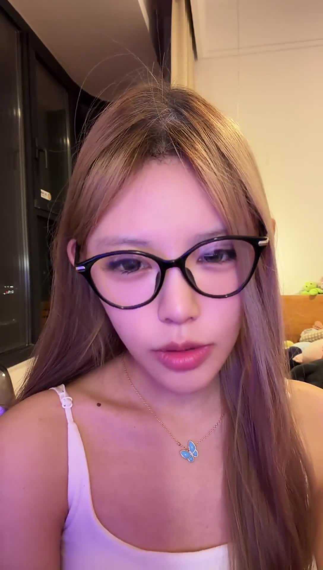 阿黑颜诱惑 抖音网红枭娍直播精华 吐舌头死骚逼  抖音人气网红枭娍的直播录像，超级喜欢调皮吐舌头，瞬间进入迷人阿黑颜状态，这位性感尤物散发致命魅力，让人欲罢不能。点击下载同款APP 极品美眉等你调教观看更多完整版加入会员群