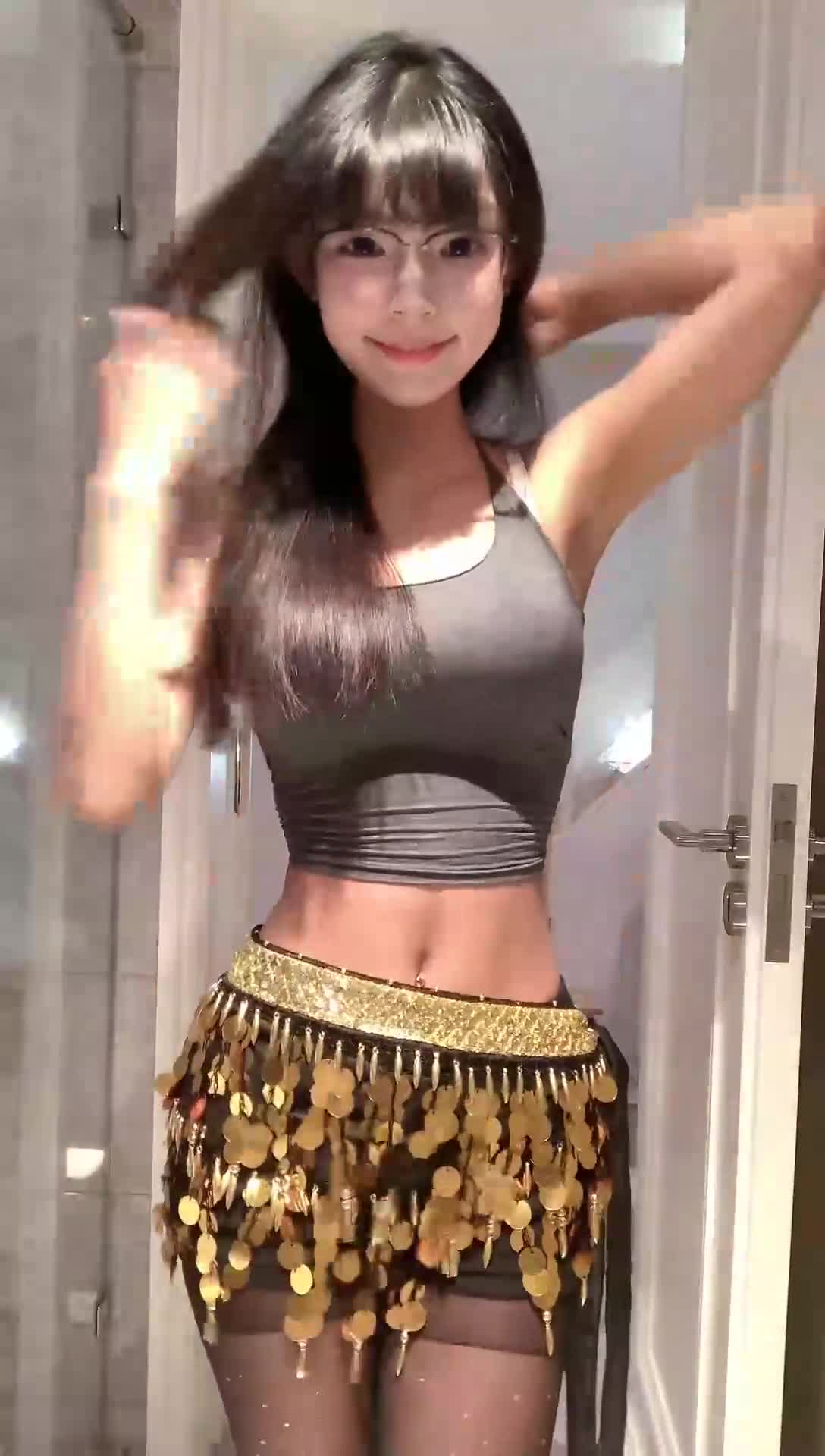 清纯脸子嘉 骚舞诱惑 恨没钱包养 抖音上的子嘉，脸蛋清纯动人，却总爱跳起撩人的热舞，让人看得心痒难耐。我真恨自己兜里没钱，不然早就忍不住去包养她，好想好好亲近一番。点击下载同款APP 极品美眉等你调教观看更多完整版加入会员群