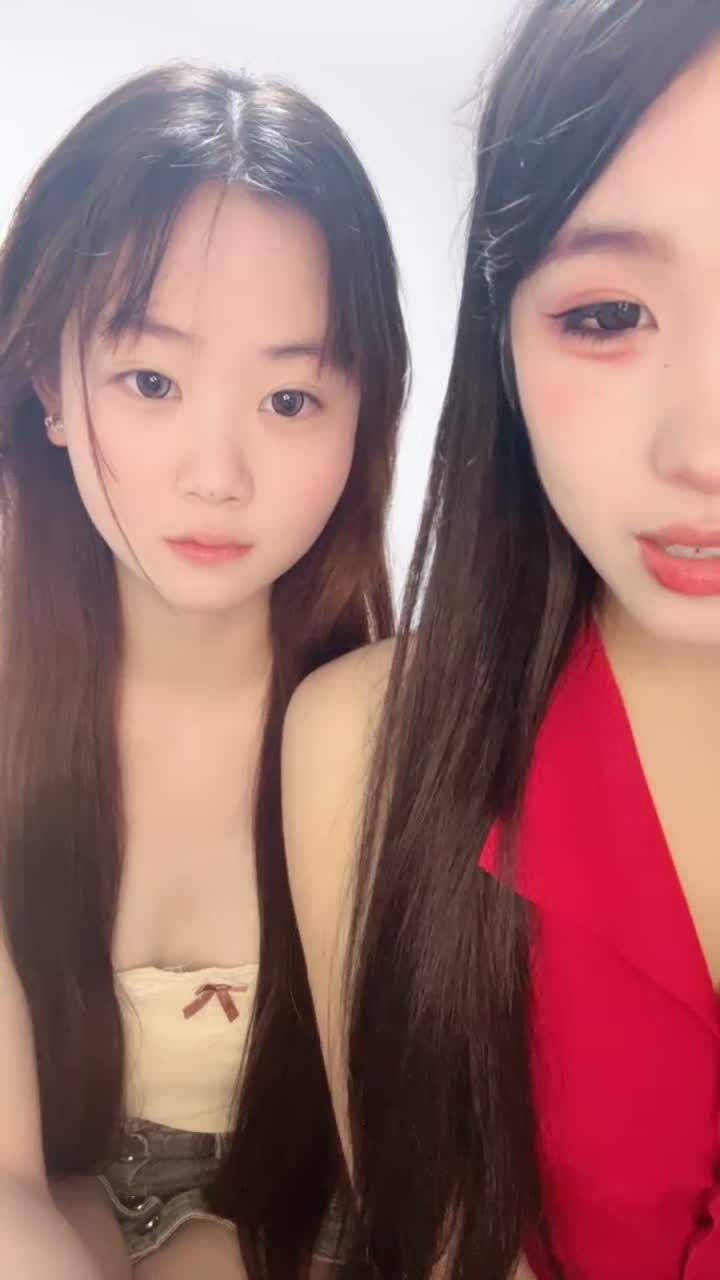 姐妹花精神小妹直播大秀 没有男主只能互相扣逼了 谁去帮帮她们