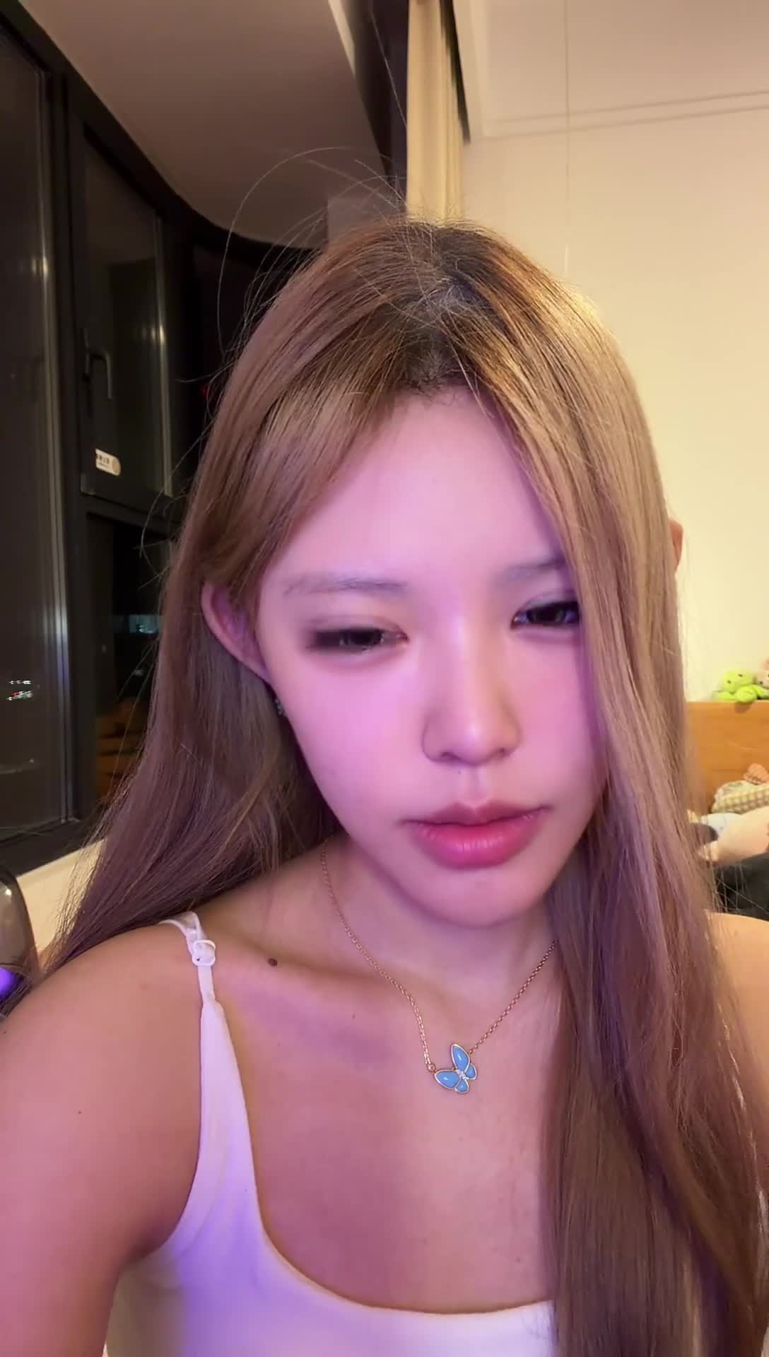 阿黑颜死骚逼 抖音网红枭娍直播 最爱吐舌头  抖音网红枭娍的直播录像，超级撩人！她最爱调皮吐舌头，瞬间化身迷人阿黑颜，诱惑力爆棚，这位活泼小妹绝对是你的菜，准备好沉浸在她的魅力中吧！ #精神小妹 #枭娍 #阿黑颜点击下载同款APP 极品美眉等你调教