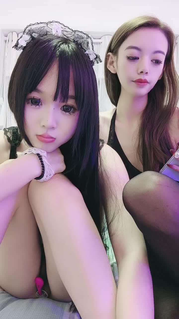 姐妹花精神小妹直播大秀 没有男主只能互相扣逼了 谁去帮帮她们