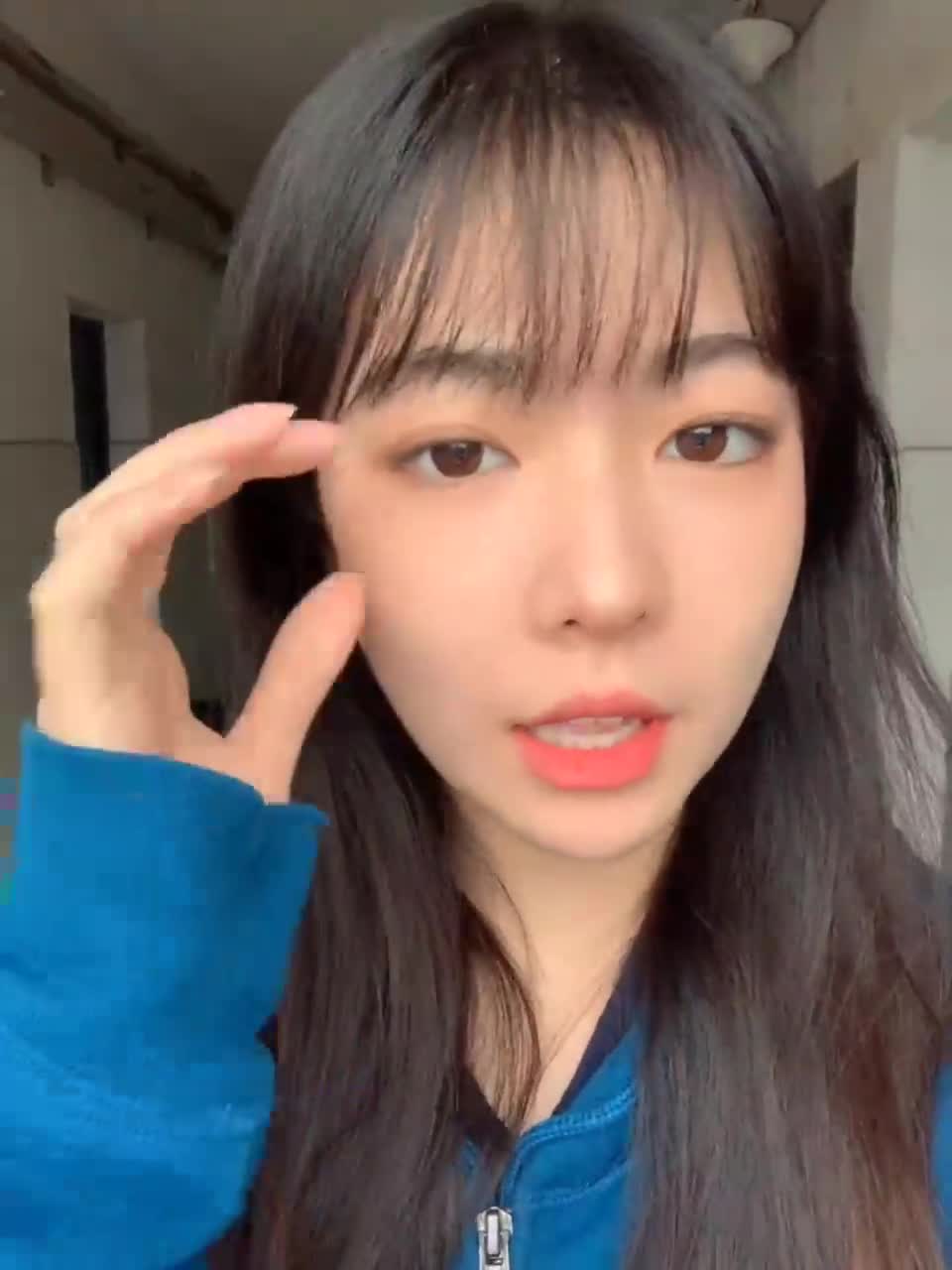 女大学生深喉诱惑 #喉咙干燥挑战  想象这位迷人女大学生眼神迷离，轻轻舔舐嘴唇，让你的喉咙瞬间干燥起来。她缓缓靠近，柔软的唇瓣包裹住你的渴望，带来阵阵酥麻快感。深入探索她的喉咙深处，每一次律动都充满激情与惊喜，让你欲罢不能，沉浸在极致愉悦中。点击下载同款APP 极品美眉等你调教观看更多完整版加入会员群