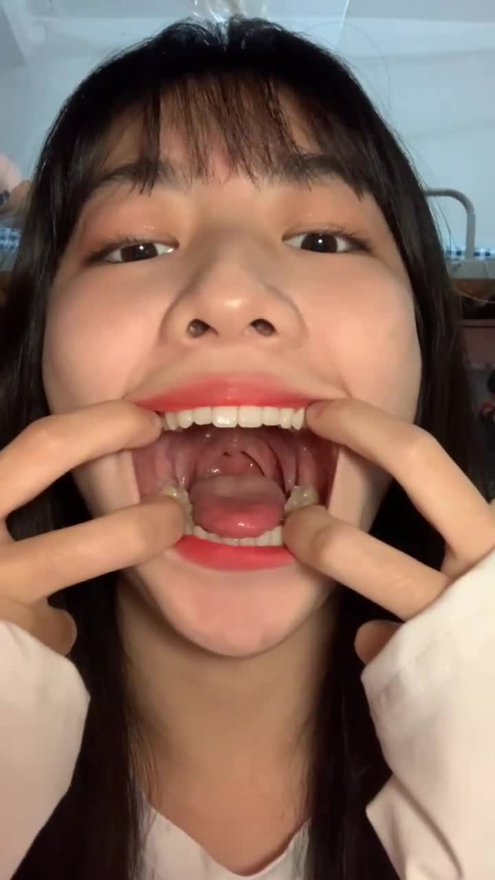 女大学生深喉技巧 喉咙诱惑  想象一位迷人的女大学生，嘴唇微启，眼神充满挑逗，她缓缓靠近，带来一场湿润而热烈的口腔冒险，让你的感官瞬间苏醒，享受那份难以抗拒的亲密接触。点击下载同款APP 极品美眉等你调教观看更多完整版加入会员群