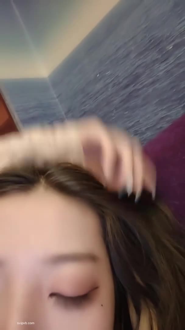 软软半糖 主播奶球 球迷精神妹 活泼女孩与男友联手开启私密直播，赚取甜蜜收入。小哥虽不粗壮，却舔技娴熟，逗弄得她湿润难耐，情欲如泉涌。点击下载同款APP 绝美母狗等你调教