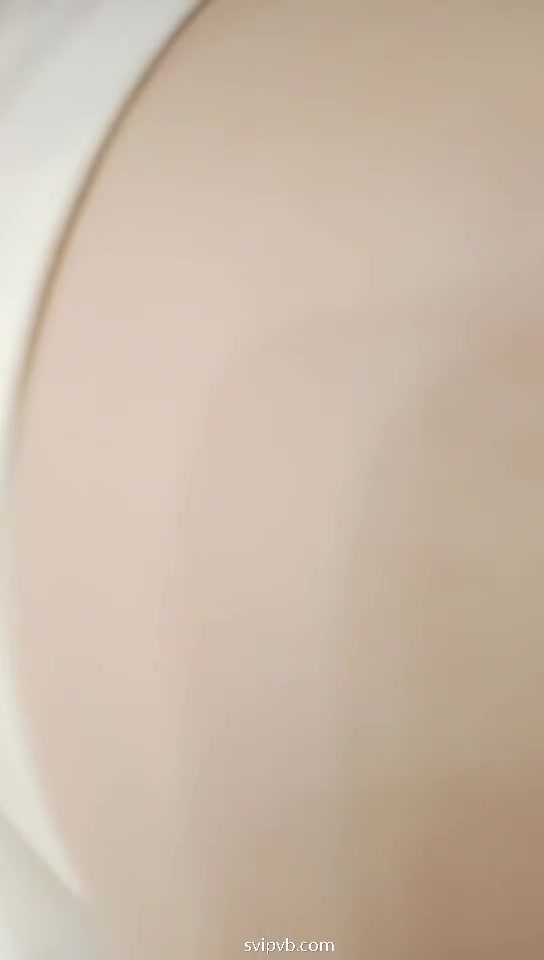 #主播 #粉粉玫瑰 #小奶猫  魅力少妇边用餐边开启直播，饭毕便急切地将跳蛋置入私密处，尽显诱人风情，真是迷人尤物。点击下载同款APP 绝美母狗等你调教